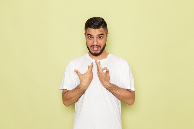 感情と話している白いtシャツの正面の若い男性