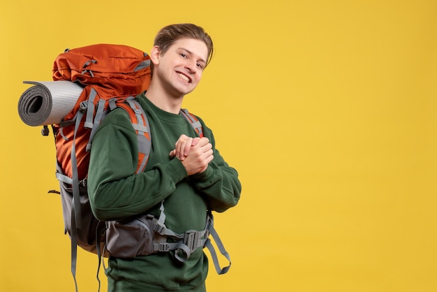 無料写真 ハイキングの準備をするバックパックを持つ若い男性の正面図