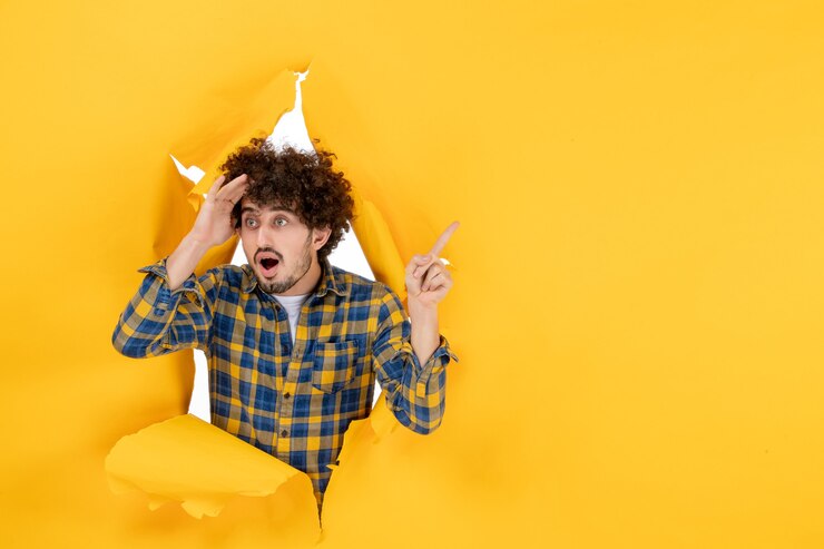 मुफ़्त फोटो front view young male with curly hair on yellow ripped background