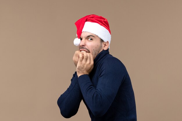 Vista frontale giovane maschio con espressione nervosa, emozione vacanze di natale