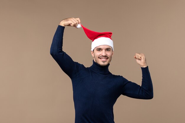 빨간 모자, 크리스마스 휴일 이브와 전면 보기 젊은 남성