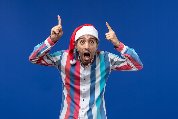 Free photo front view young male with surprised face on blue desk male christmas emotion