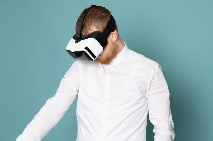 Бесплатный Фотография вид спереди молодой человек в белой рубашке, играя vr на синем пространстве