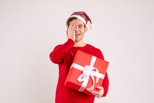 Giovane di vista frontale con il cappello della santa che sta su fondo bianco