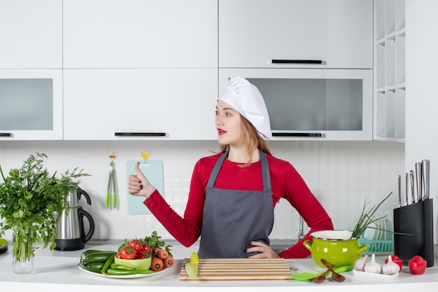 Белая кухня с зеленым фартуком
