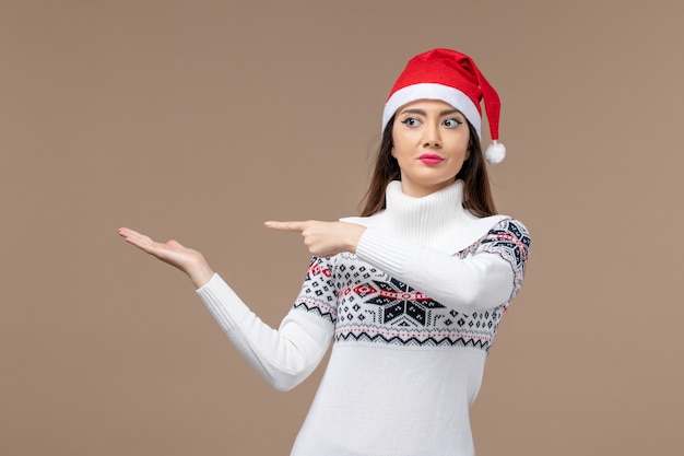 Giovane donna di vista frontale sul natale marrone di emozione di festa dello scrittorio