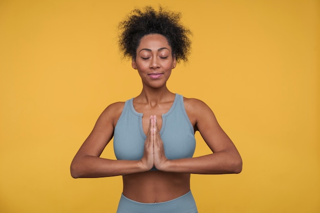 Vista frontale di una giovane donna che fa yoga