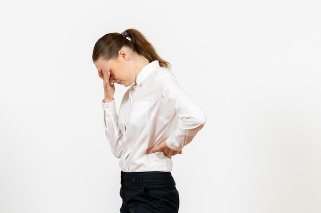 Foto gratuita vista frontale giovane donna in elegante camicetta bianca con la faccia stressata su sfondo bianco donna lavoro d'ufficio lavoratrice lady