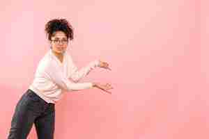 Free photo front view of young woman on pink wall