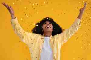 Free photo front view young woman posing with confetti