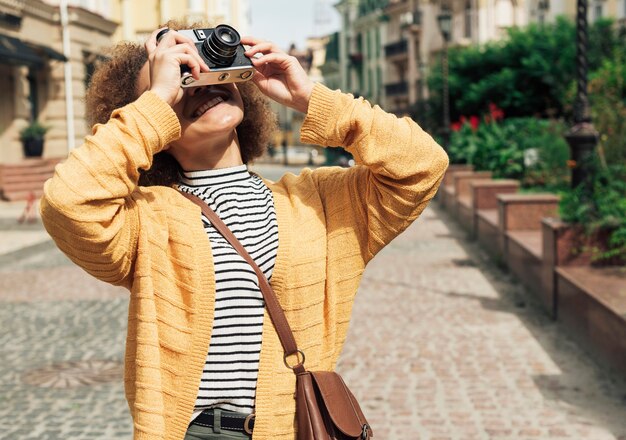 カメラで写真を撮る正面の若い女性