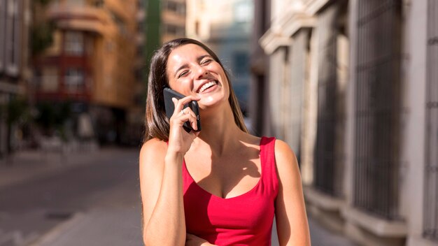 電話で話している正面の若い女性