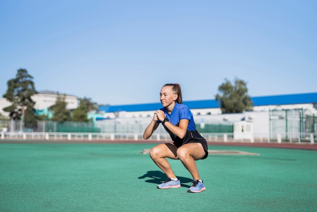 Foto gratuita riscaldamento della giovane donna di vista frontale