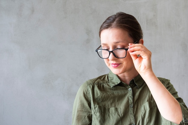 Free photo front view young woman wearing glasses