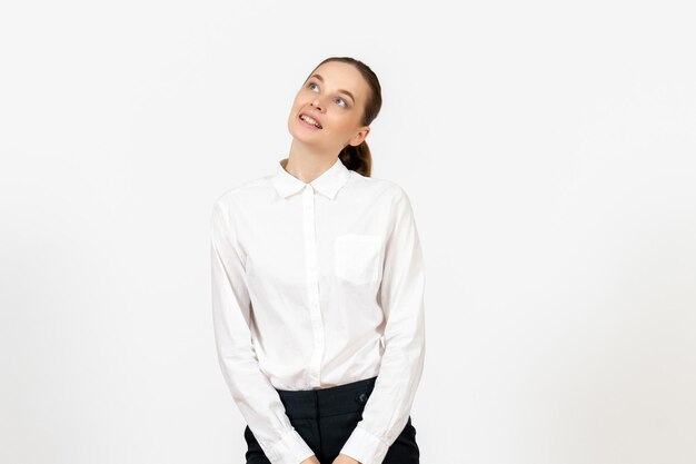 Вид спереди молодая женщина в белой блузке, мечтающая на белом фоне, офисная работа, женская эмоция, чувство модели