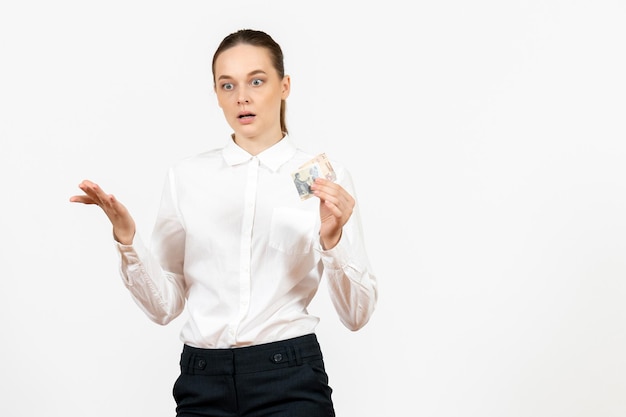 Вид спереди молодая женщина в белой блузке, держащая деньги на белом фоне, офисная работа, женская эмоция, чувство модели