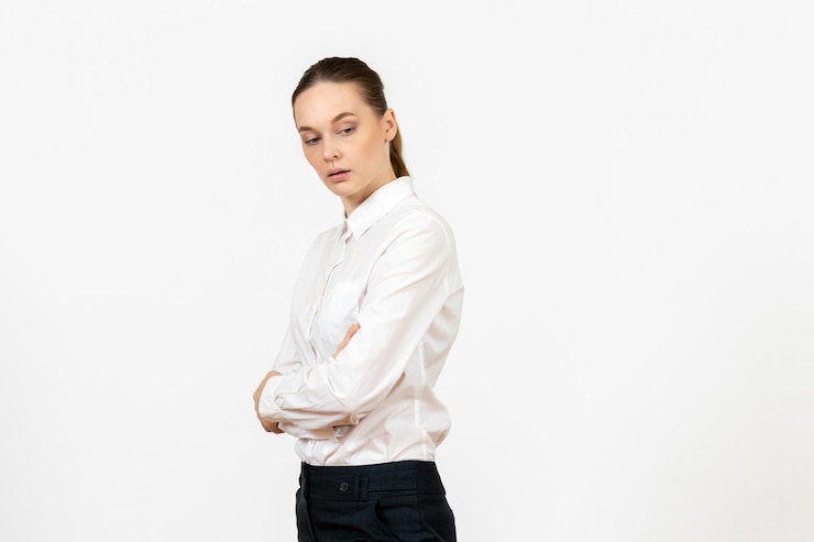 無料Photo 白い背景のオフィスの仕事の女性の感情感モデルでポーズをとって白いブラウスの正面図若い女性