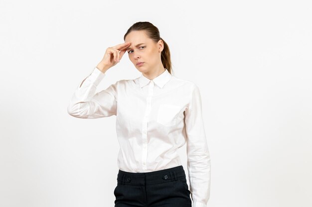 Вид спереди молодая женщина в белой блузке, думающая на белом фоне, офисная работа, женские эмоции, чувство модели