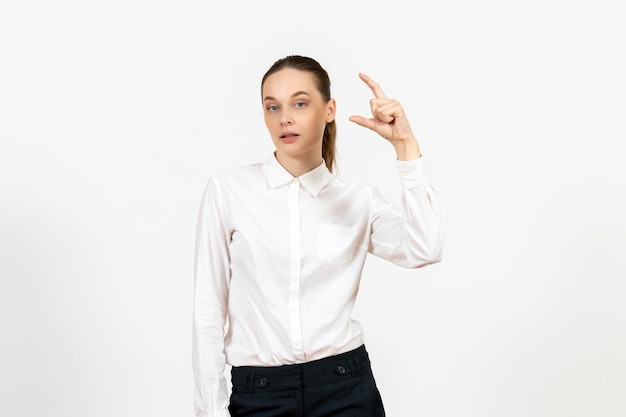 Вид спереди молодая женщина в белой блузке со скучающим выражением лица на белом фоне работа в офисе женские чувства модель эмоции