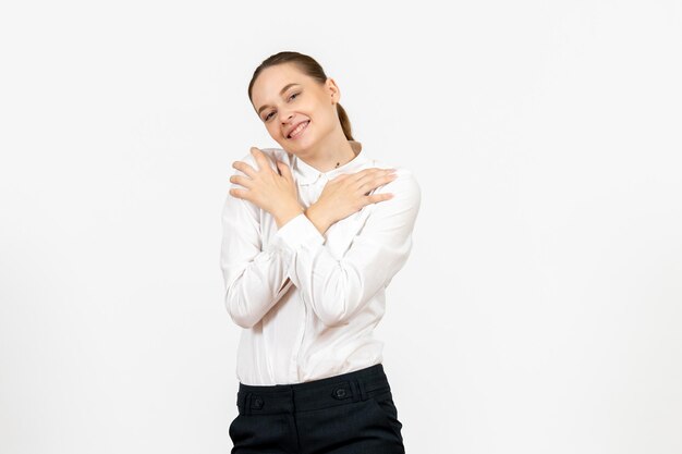 白い背景の上の喜びの表情を持つ白いブラウスの正面図若い女性女性の感情モデルオフィス感情の仕事