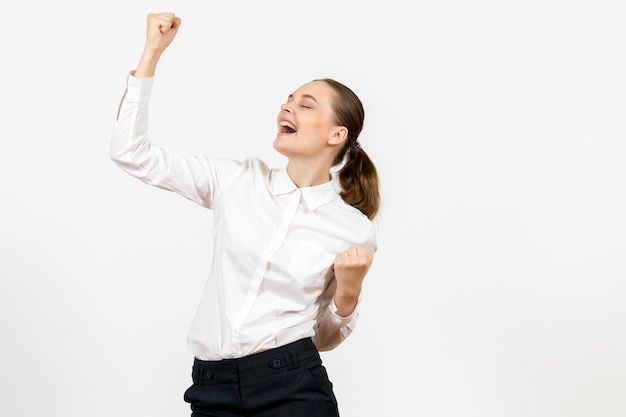 Vista frontale giovane donna in camicetta bianca con espressione felice su sfondo bianco lavoro femminile modello di sentimento emozione ufficio
