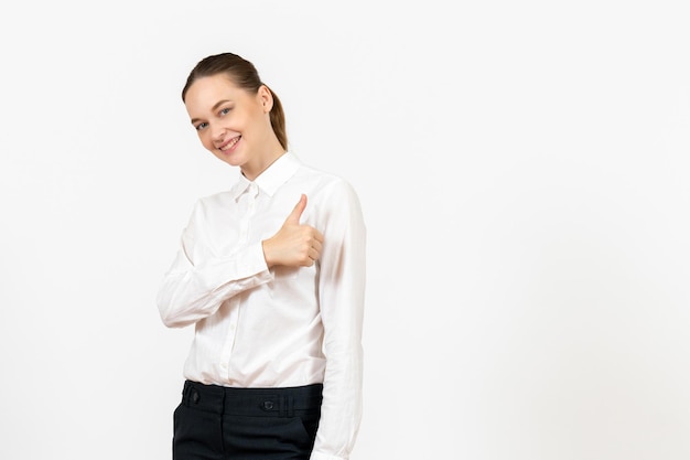 Молодая женщина в белой блузке с довольным лицом на белом фоне, вид спереди, модель женских эмоций, чувство