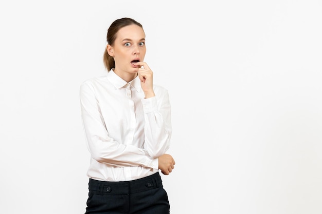 白い背景の上の神経質な顔を持つ白いブラウスの正面図若い女性オフィスの仕事女性の感情感モデル