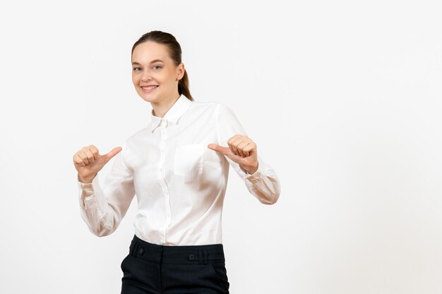 白い背景の上の笑顔の表情と白いブラウスの正面図若い女性オフィスの仕事女性の感情感モデル