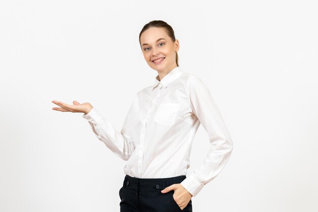 Вид спереди молодая женщина в белой блузке с улыбающимся лицом на белом фоне работа офисное женское чувство модели эмоции