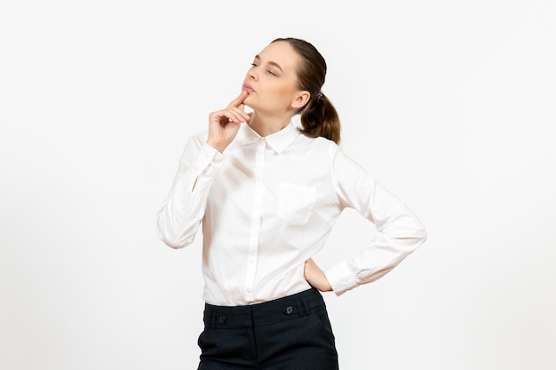 白い背景のオフィスの仕事の女性の感情感情モデルの思考表現と白いブラウスの正面図若い女性