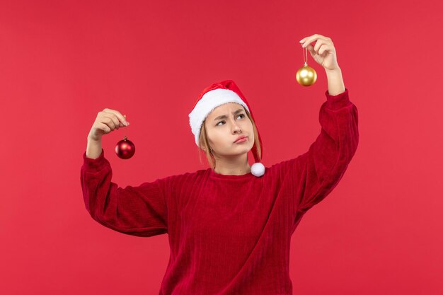 빨간 책상 감정 크리스마스 휴일에 크리스마스 장난감을 가진 전면 보기 젊은 여자