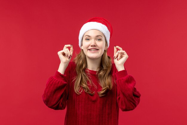 Вид спереди молодая женщина с возбужденным выражением лица, красный праздник Рождества