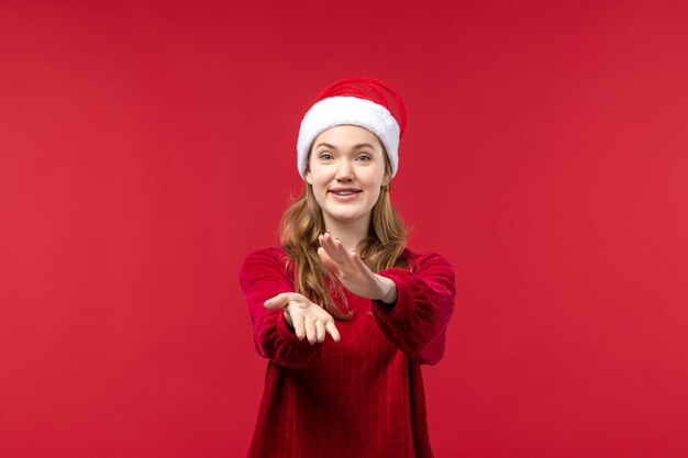 興奮した表情の拍手、クリスマスホリデー赤の正面図若い女性
