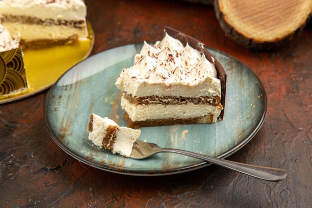 Вид спереди вкусный кусочек торта внутри тарелки на темном фоне любовь фото сладкий пирог десерт день рождения сахар