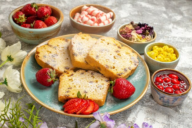 가벼운 표면 파이 케이크 과일 달콤한에 과일과 함께 전면보기 맛있는 케이크 조각