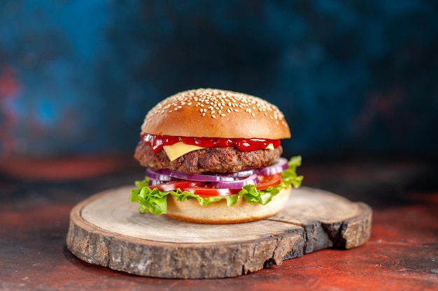 暗い背景のおいしいチーズバーガーの正面図スナック料理ファーストフードサンドイッチトーストバーガーディナー Premium写真