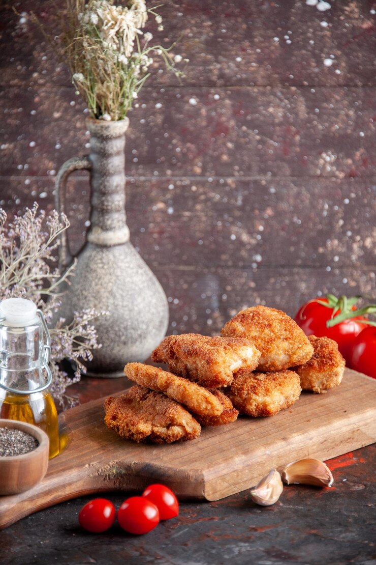 Бесплатный Фотография вид спереди вкусные куриные крылышки на разделочной доске с помидорами темный фон бургер еда ужин сэндвич обед горизонтальный