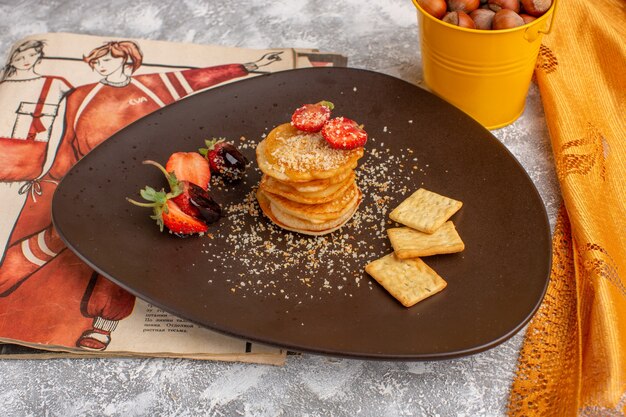 흰색 테이블에 접시 안에 딸기로 디자인 된 전면보기 맛있는 칩, 칩 스낵 과일 베리