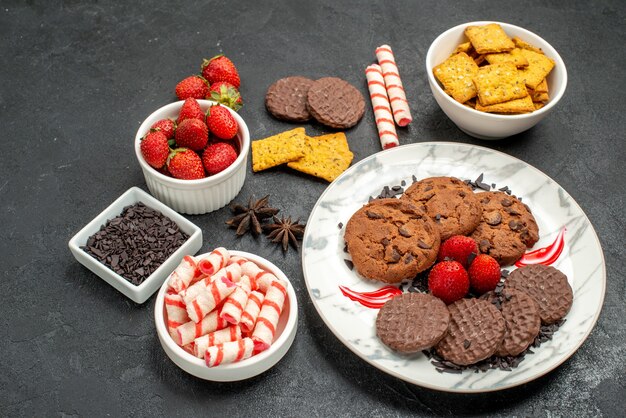 Вкусное шоколадное печенье с разными закусками, вид спереди