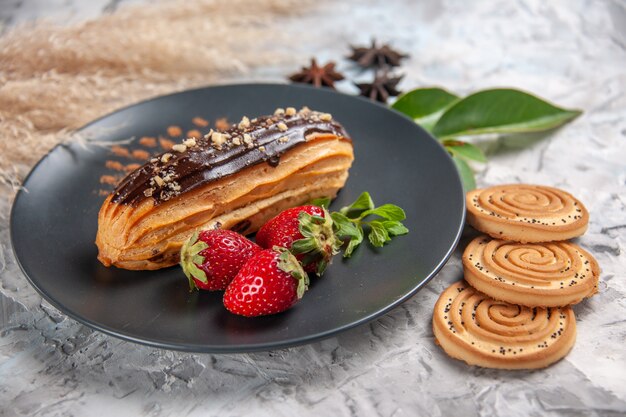 가벼운 테이블 비스킷 케이크 디저트 쿠키에 쿠키와 함께 전면 보기 맛있는 초코 에클레어