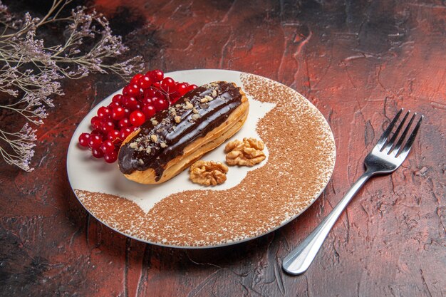 어두운 바닥 파이 디저트 케이크 달콤한에 붉은 열매와 전면보기 맛있는 초코 eclairs