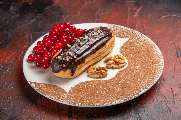 어두운 테이블 파이 디저트 케이크 달콤한에 붉은 열매와 전면보기 맛있는 초코 eclairs