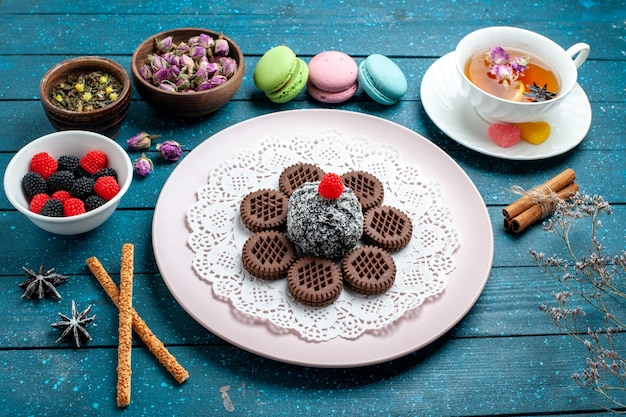 Free photo front view yummy chocolate cookies with confitures and tea on blue rustic desk cake cocoa tea sweet biscuit cookie