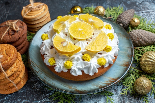 Foto gratuita vista frontale gustosa torta cremosa con biscotti e coni