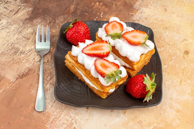 Front view yummy creamy cakes with fruits on light background