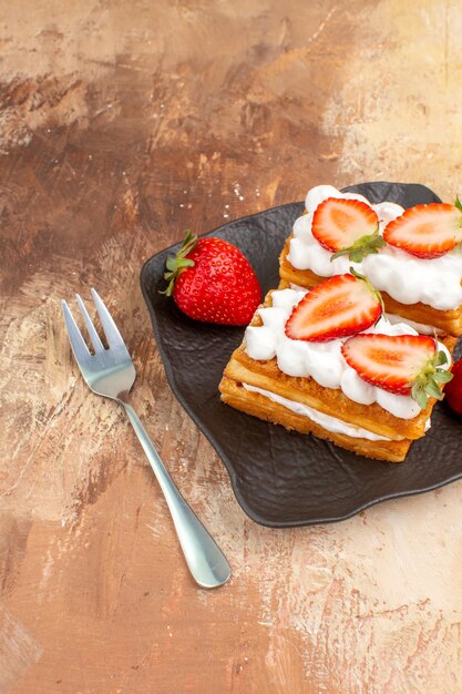 Front view yummy creamy cakes with fruits on light background