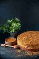 Бесплатное фото Вкусный медовый торт, вид спереди на темной поверхности