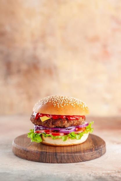 まな板の正面図おいしい肉チーズバーガー明るい背景サラダディナーハンバーガースナックファーストフードサンドイッチ料理