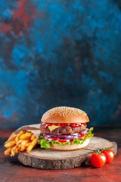 Вид спереди вкусный мясной чизбургер на темном фоне закуска фаст-фуд сэндвич бургер ужин тост салат