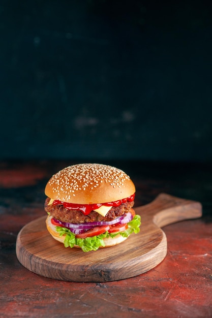 Free photo front view yummy meat cheeseburger on dark surface